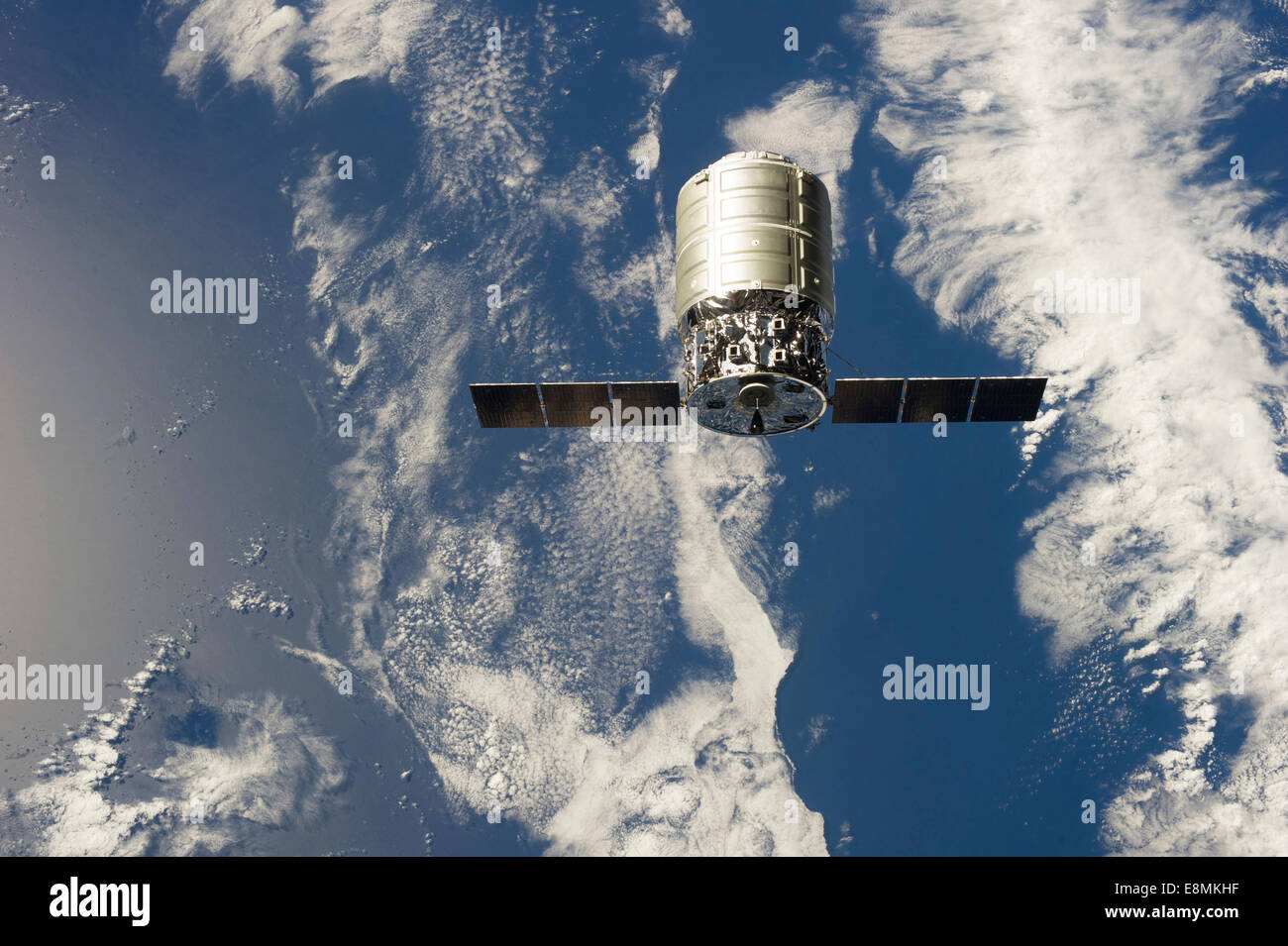 29. September 2013 - die erste Cygnus kommerzielle Fracht Raumschiff im Orbit über der Erde. Stockfoto