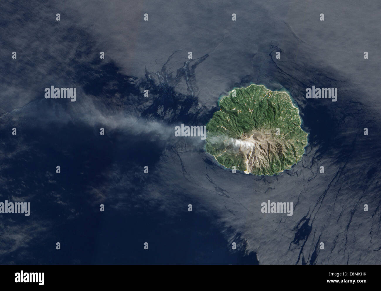 19. April 2013 - sporadische Ausbrüche von Paluweh Vulkan Asche und vulkanische Gase in die Luft emittiert. Stockfoto