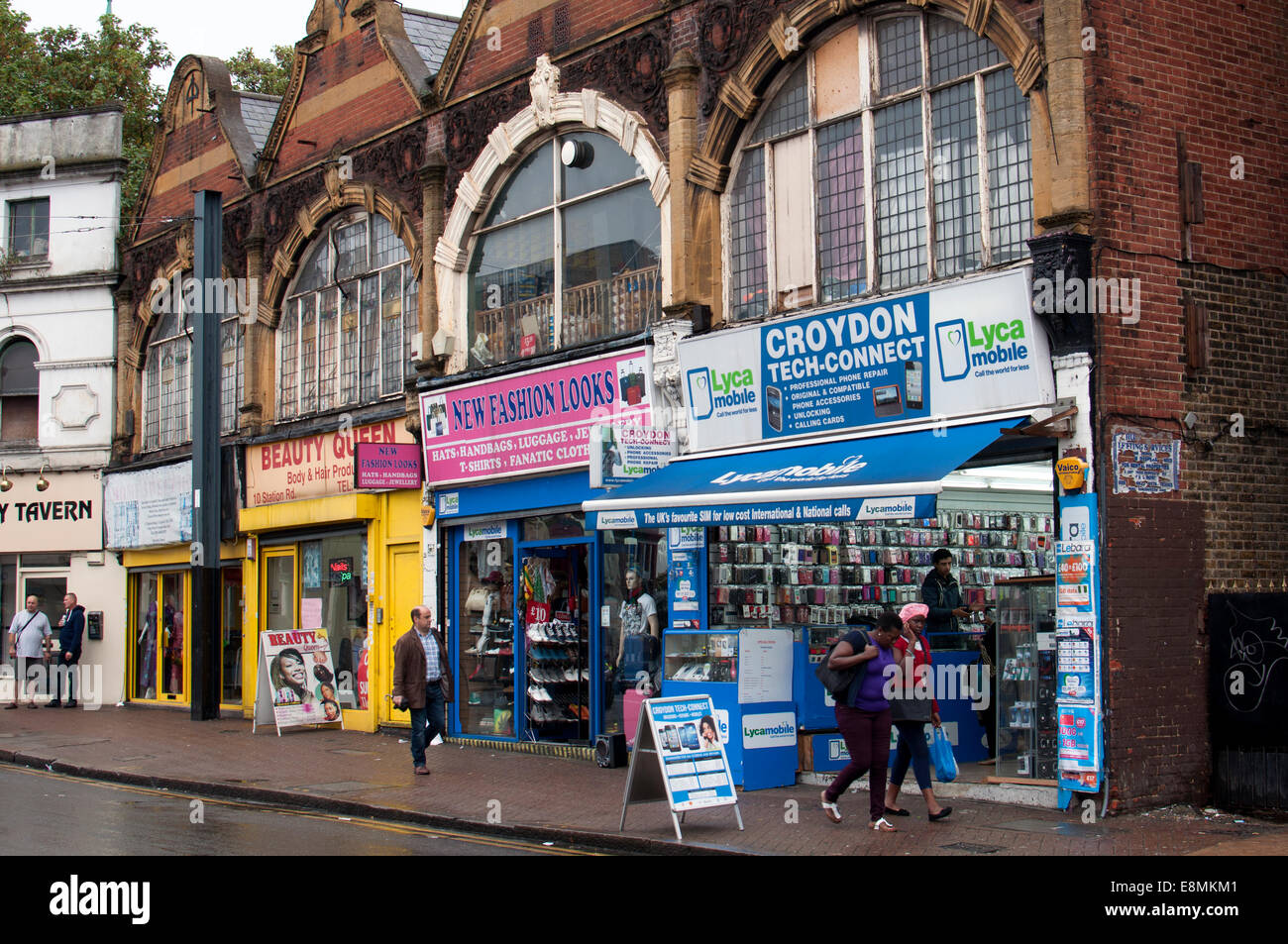 Geschäfte in der Station Road, Croydon, Südlondon, UK Stockfoto