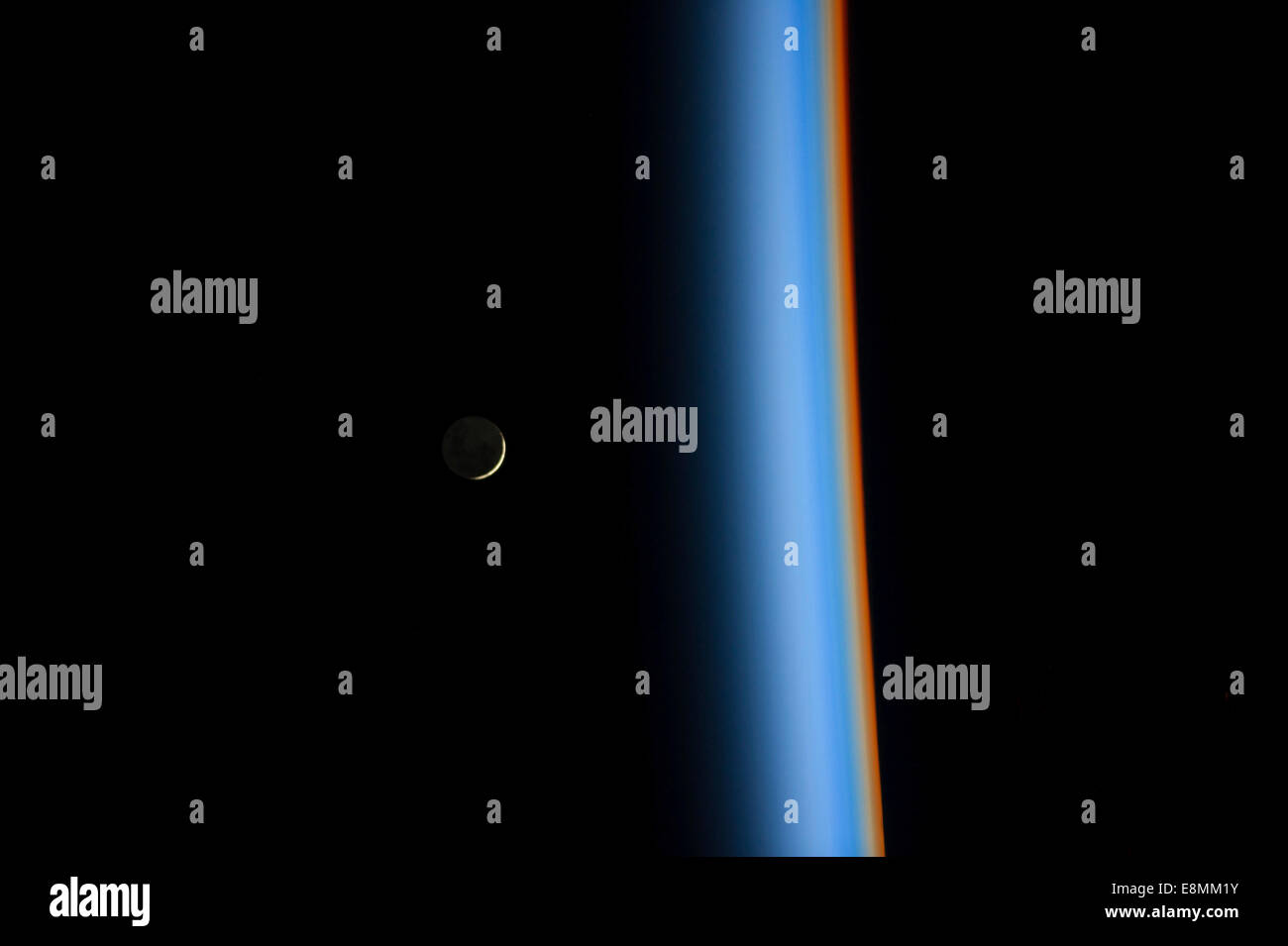 1. Februar 2014 - Blick auf einer Mondsichel steigt und die Schwelle der Erdatmosphäre. Verschiedene Farben sind sichtbar weil der Do Stockfoto