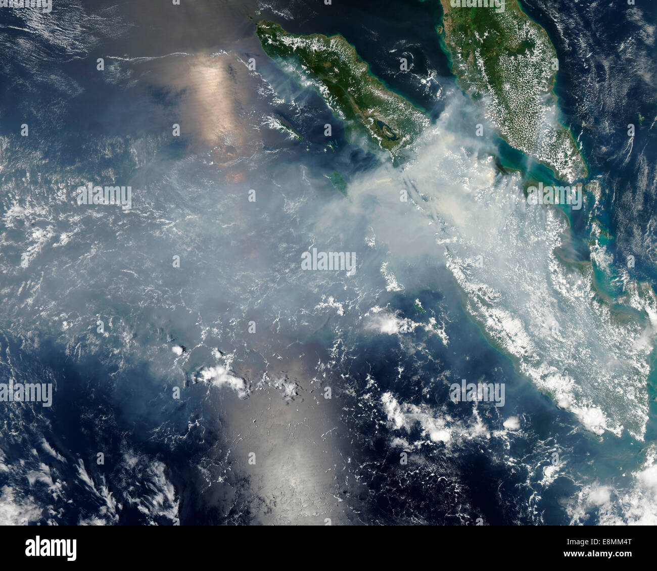 12. März 2014 - Satellitenansicht von Rauch und Feuer brennen in Sumatra. Stockfoto