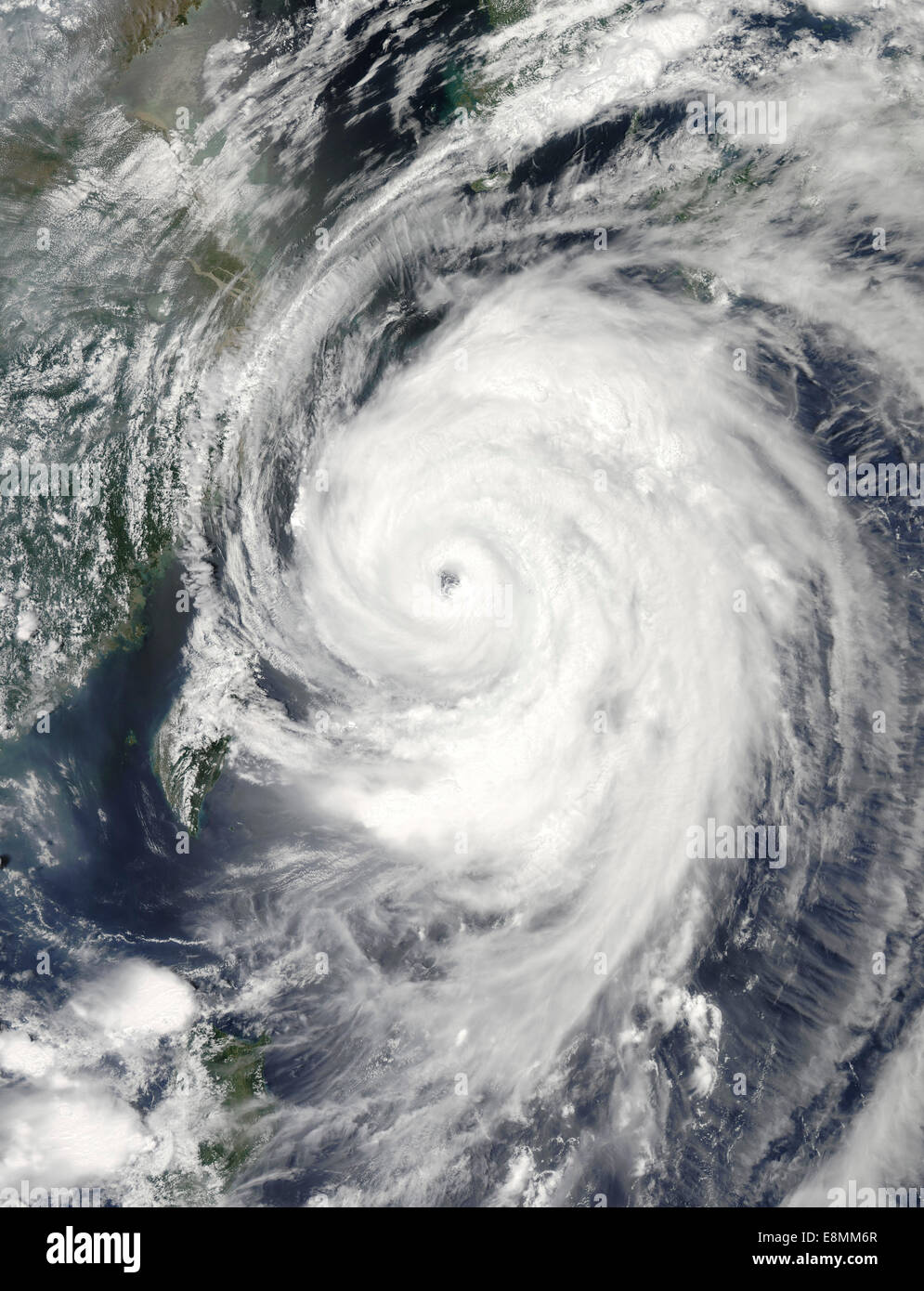 8. Juli 2014 - Satellitenansicht der Taifun Neoguri in das Ostchinesische Meer. Stockfoto