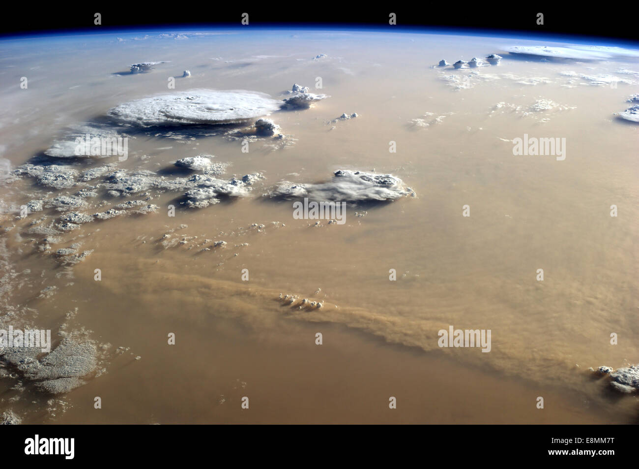 8. September 2014 - Blick auf ein Sandsturm, das Hunderte von Meilen über den Sand Meere der Sahara erstreckte. Wogende c Stockfoto