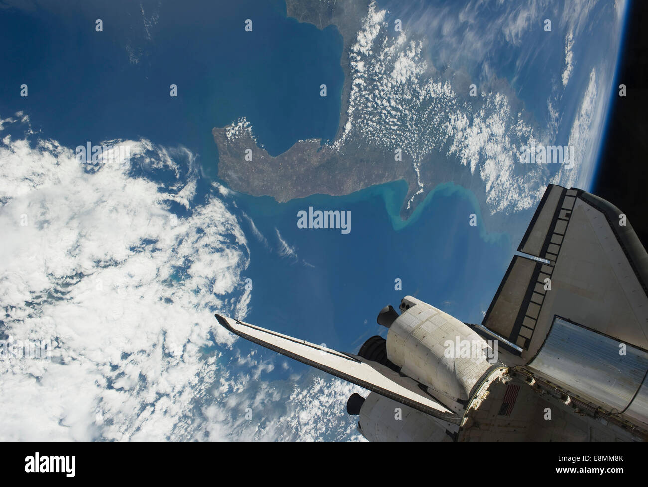 19. Mai 2011 - der hintere Teil des Space Shuttle Endeavour Backdropped gegen einen Teil der Erde zeigt Italien. Die vertikale stabilisieren Stockfoto