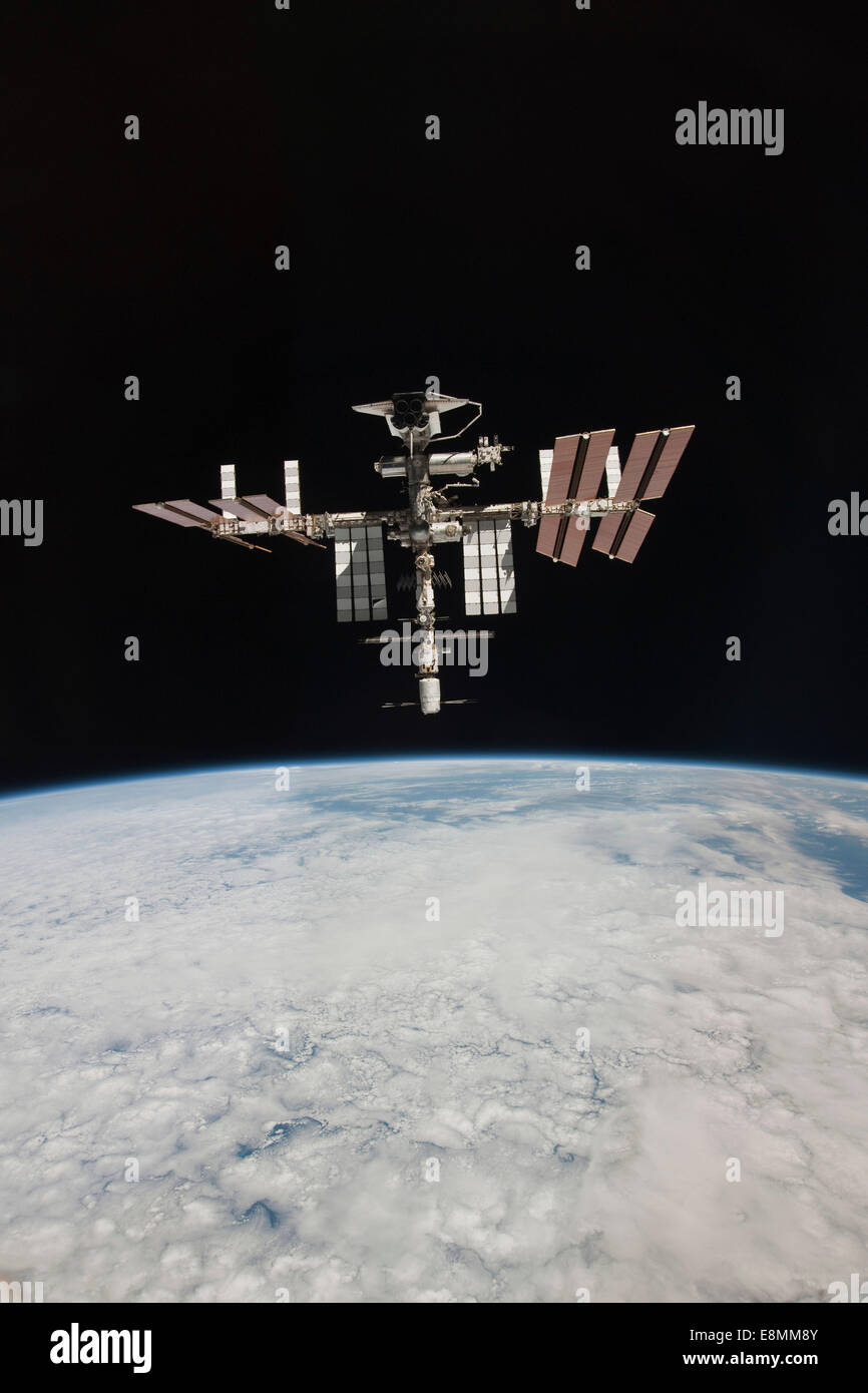 23. Mai 2011 - die internationale Raumstation ISS und angedockten Space Shuttle Endeavour, Backdropped von Erde und die Schwärze des spa Stockfoto
