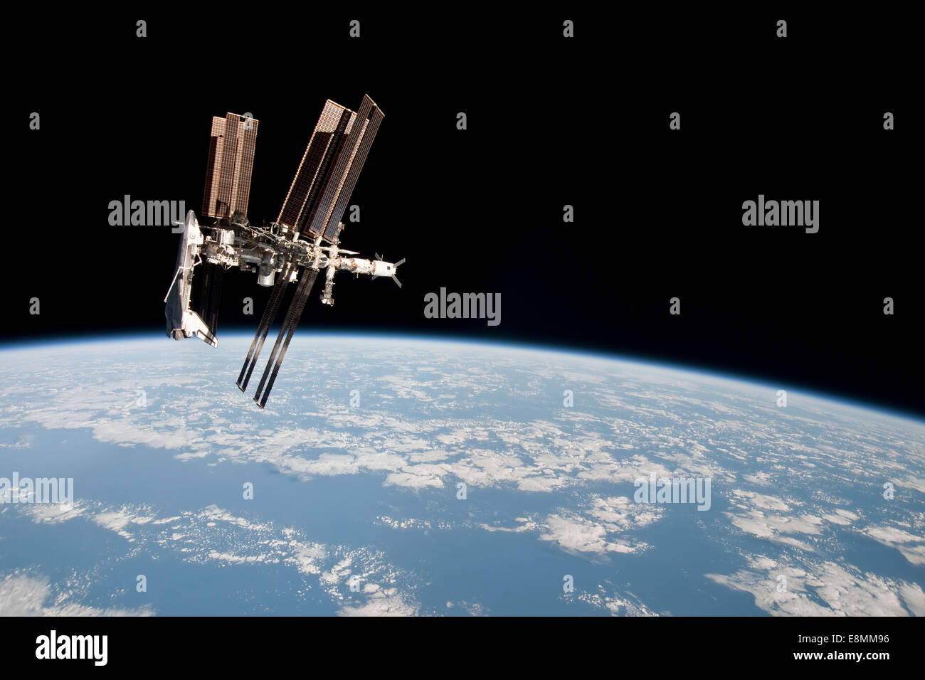 23. Mai 2011 - die internationale Raumstation ISS und angedockten Space Shuttle Endeavour, Backdropped von Erde und die Schwärze des spa Stockfoto