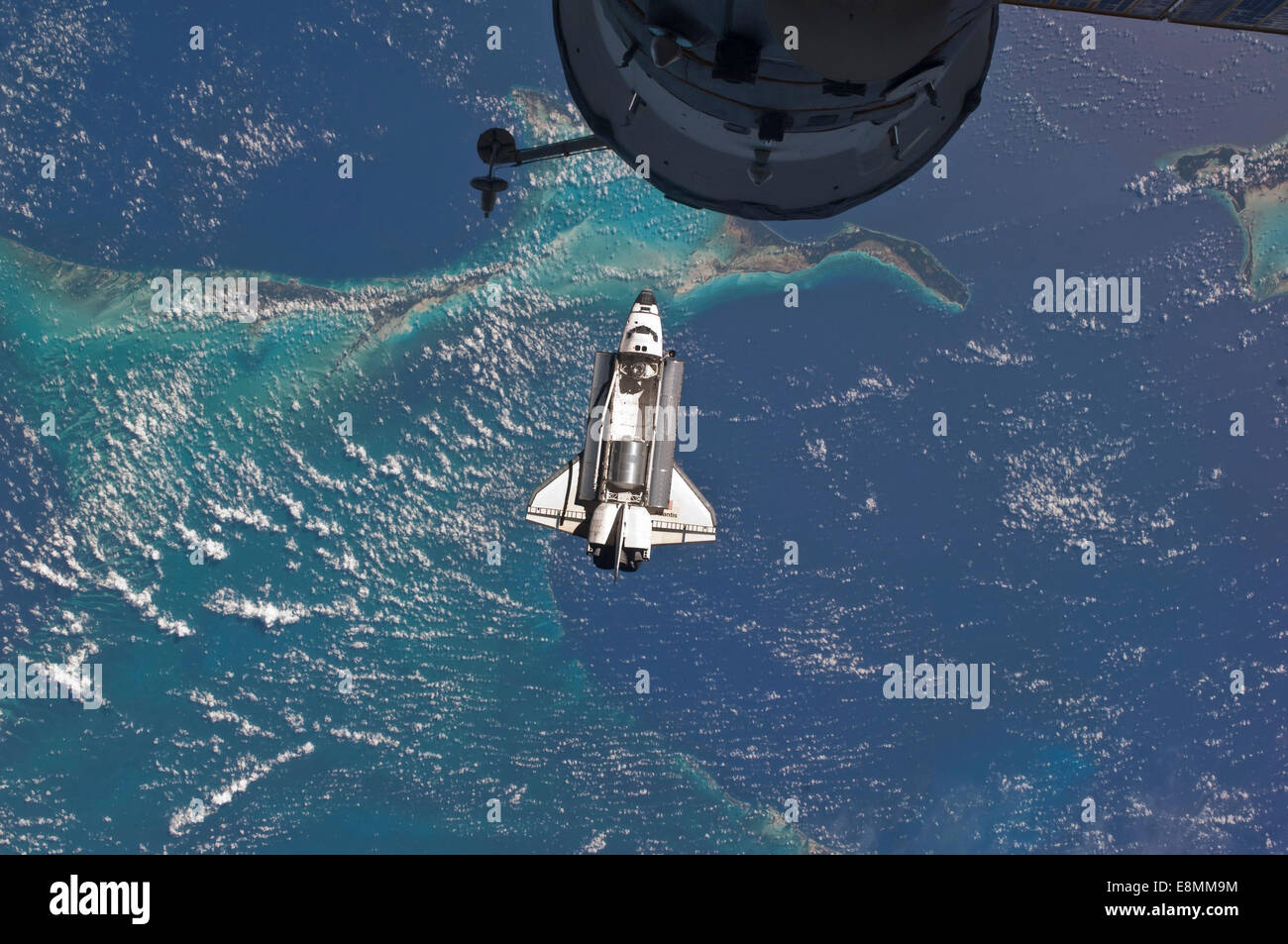 10. Juli 2011 - Raumfähre Atlantis auf den Bahamas. Teil von einem russischen Progress-Raumschiff ist sichtbar im Vordergrund. Stockfoto