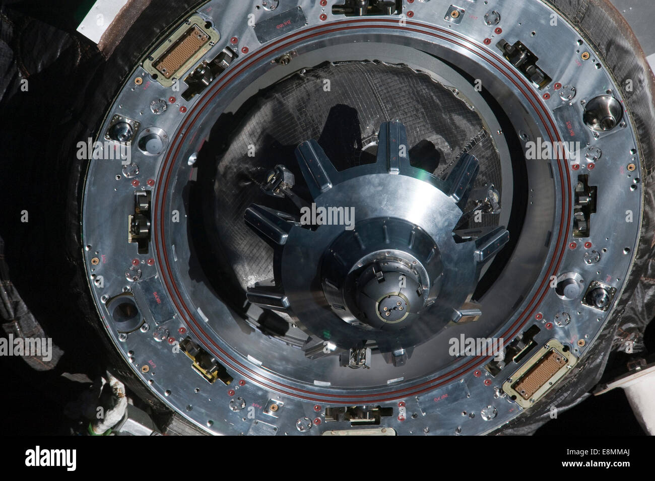 19. April 2012 - eine Nahaufnahme von der Docking-Mechanismus des unbemannten russischen Progress-46 ISS Raumschiffs. Stockfoto