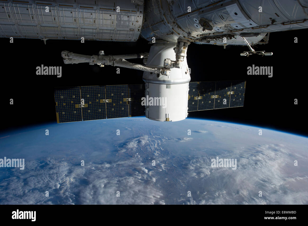 3. März 2013 - bedeckt Erde das Andocken von SpaceX Dragon auf der internationalen Raumstation ISS über eine Wolke. Stockfoto