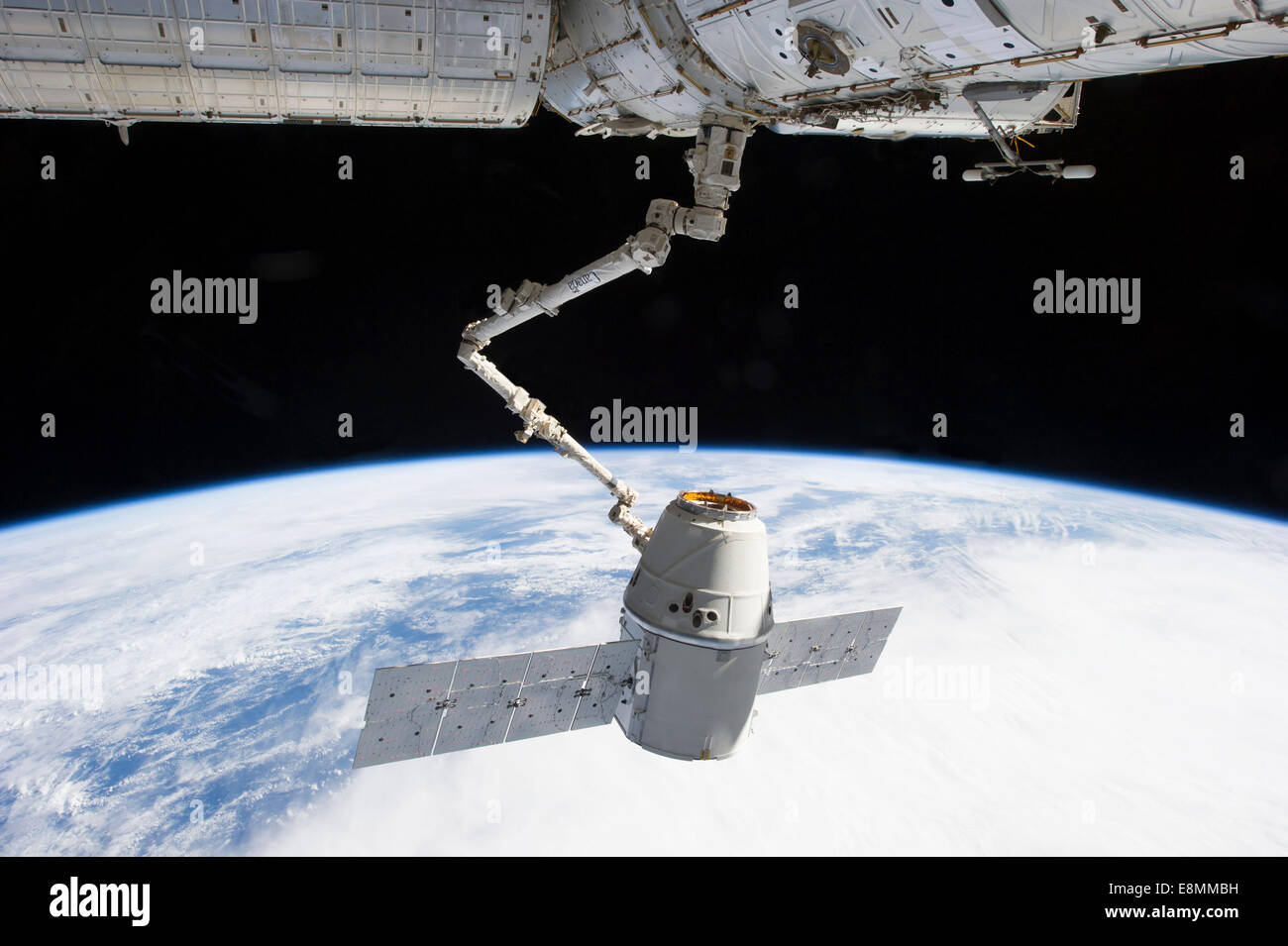 3. März 2013 - das Andocken von SpaceX Dragon auf der internationalen Raumstation ISS über eine blaue und weiße Erde. Stockfoto