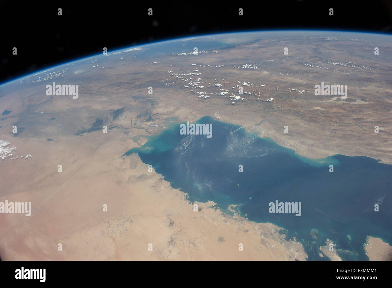 Blick vom Raum zeigt das tropische blaue Wasser des Persischen Golf und dann den Staub gefüllt Himmel als ein großer Staubsturm obscur Stockfoto