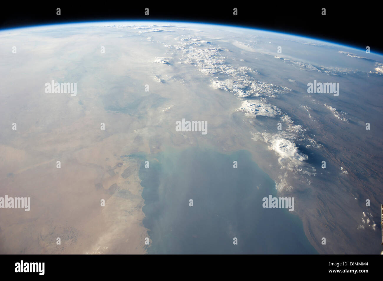 Blick vom Raum zeigt das tropische blaue Wasser des Persischen Golf und dann den Staub gefüllt Himmel als ein großer Staubsturm obscur Stockfoto