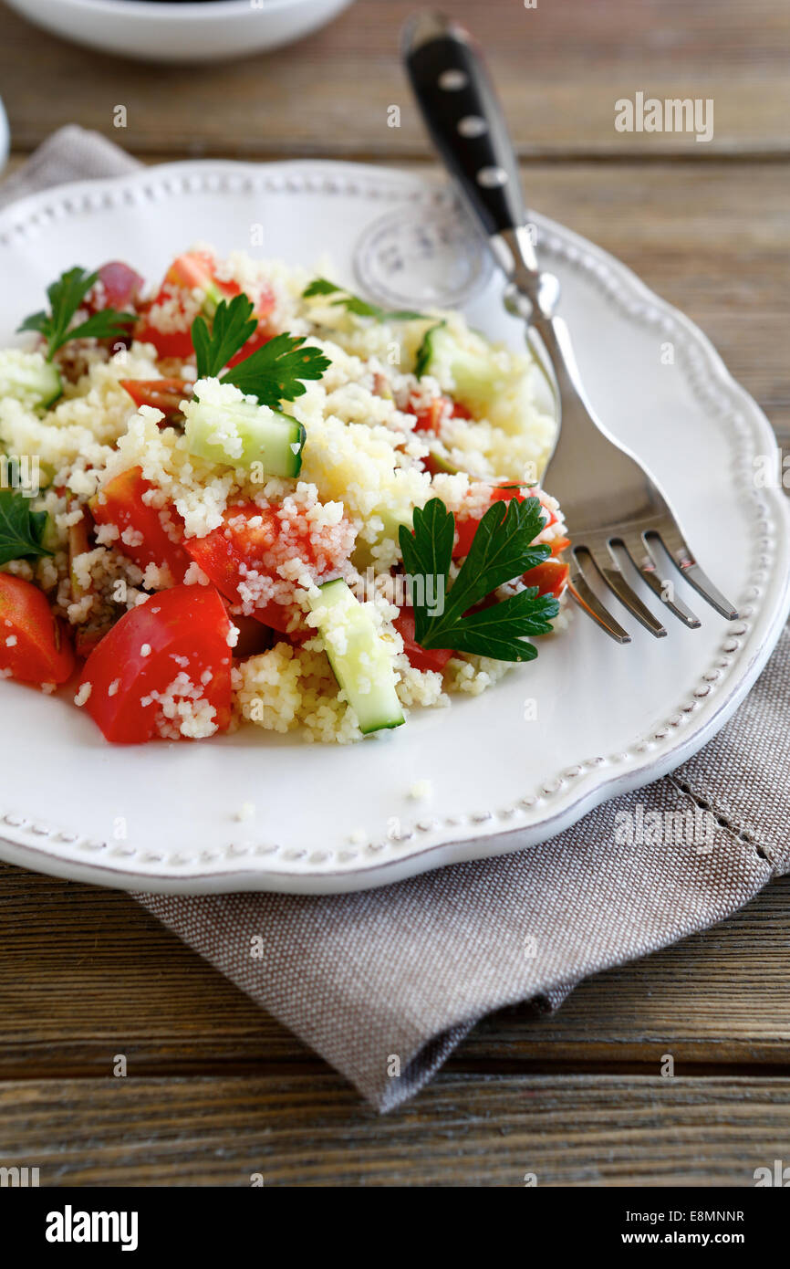 Salat mit Couscous und frisches Gemüse auf den Teller und nahrhafte Lebensmittel Stockfoto