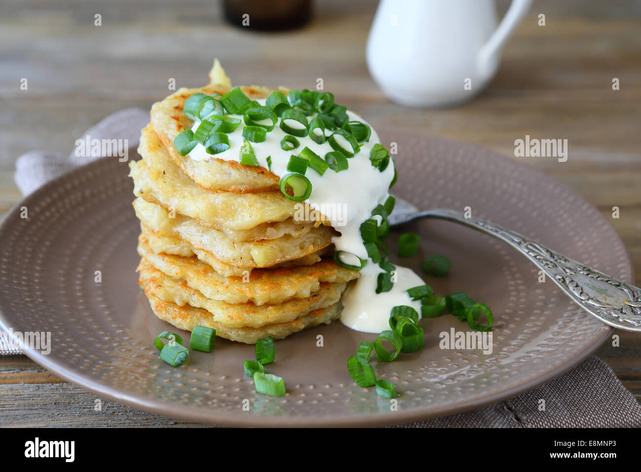 Kartoffelpuffer mit saurer Sahne und Frühlingszwiebeln, leckeres Essen ...