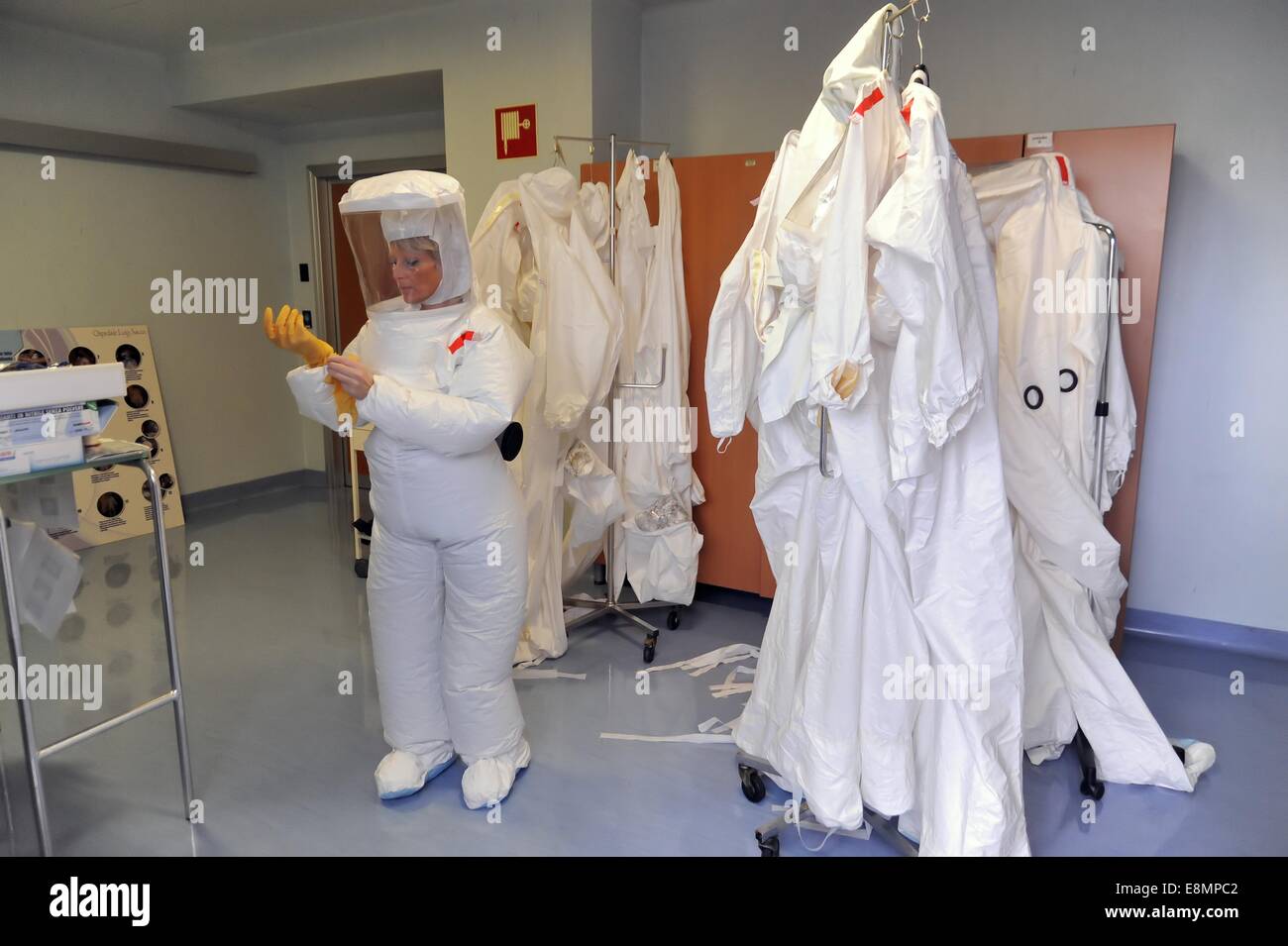 Milan (Italien), Krankenhaus Sacco für Infektionskrankheiten, maximale  Isolationseinheit, Krankenschwestern mit Schutzkleidung Stockfotografie -  Alamy
