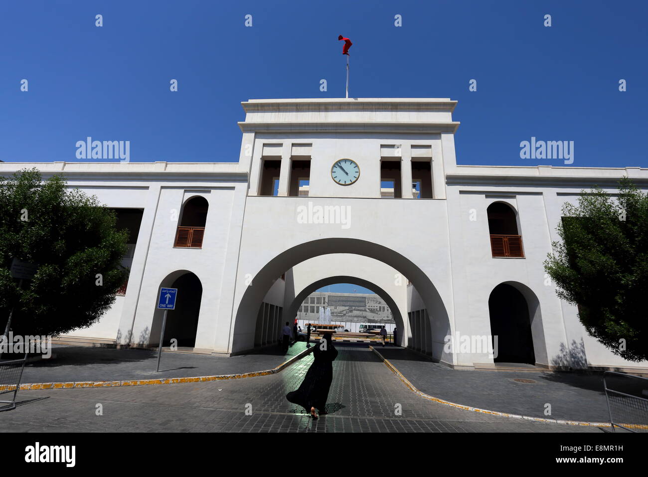 Bahrainische Frau in eine Abaya geht auf das Tor (Bab al Bahrain) Bahrain, Manama, Königreich von Bahrain Stockfoto