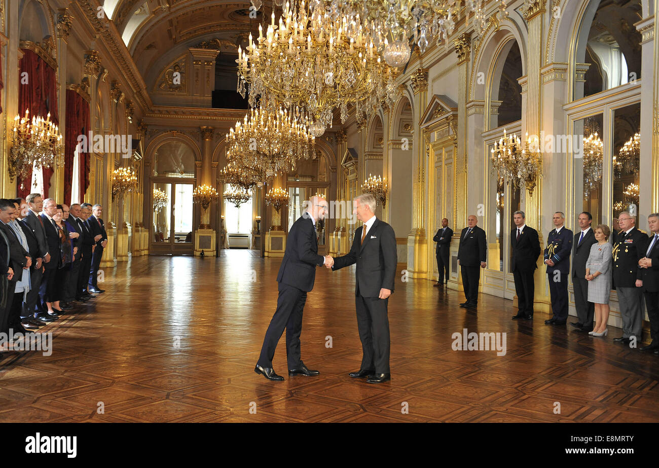 Brüssel, Belgien. 11. Oktober 2014. Charles Michel (L) schüttelt Hände mit King Philippe (R) nach als Premierminister im Brüsseler Königspalast in Brüssel, 11. Oktober 2014 vereidigt. © Ihr Pingfan/Xinhua/Alamy Live-Nachrichten Stockfoto