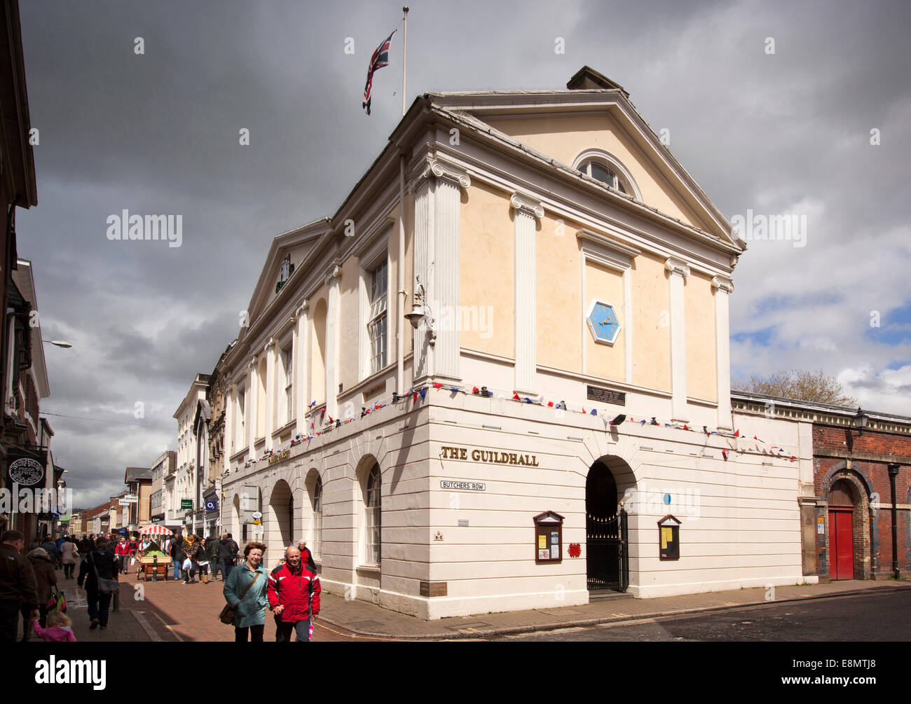 Großbritannien, England, Devon, Barnstaple, High Street, Guildhall Eingang Pannier Markt Stockfoto