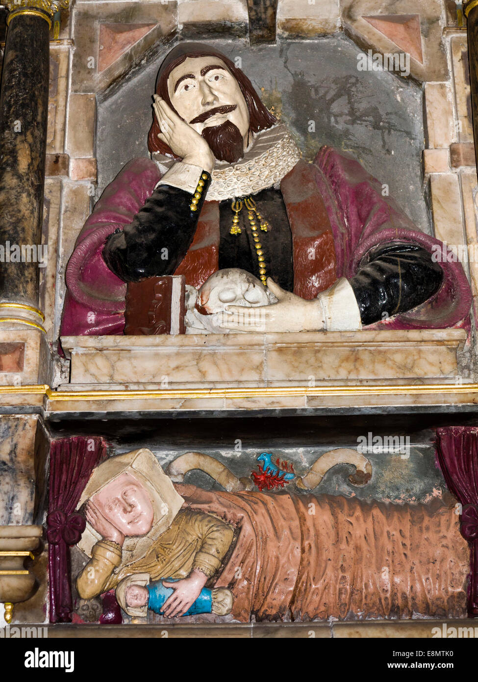 Barnstaple, Devon, England, UK Kirche, Gedenkstätte zeigt Mann mit Totenkopf, Frau und Kind unten Stockfoto