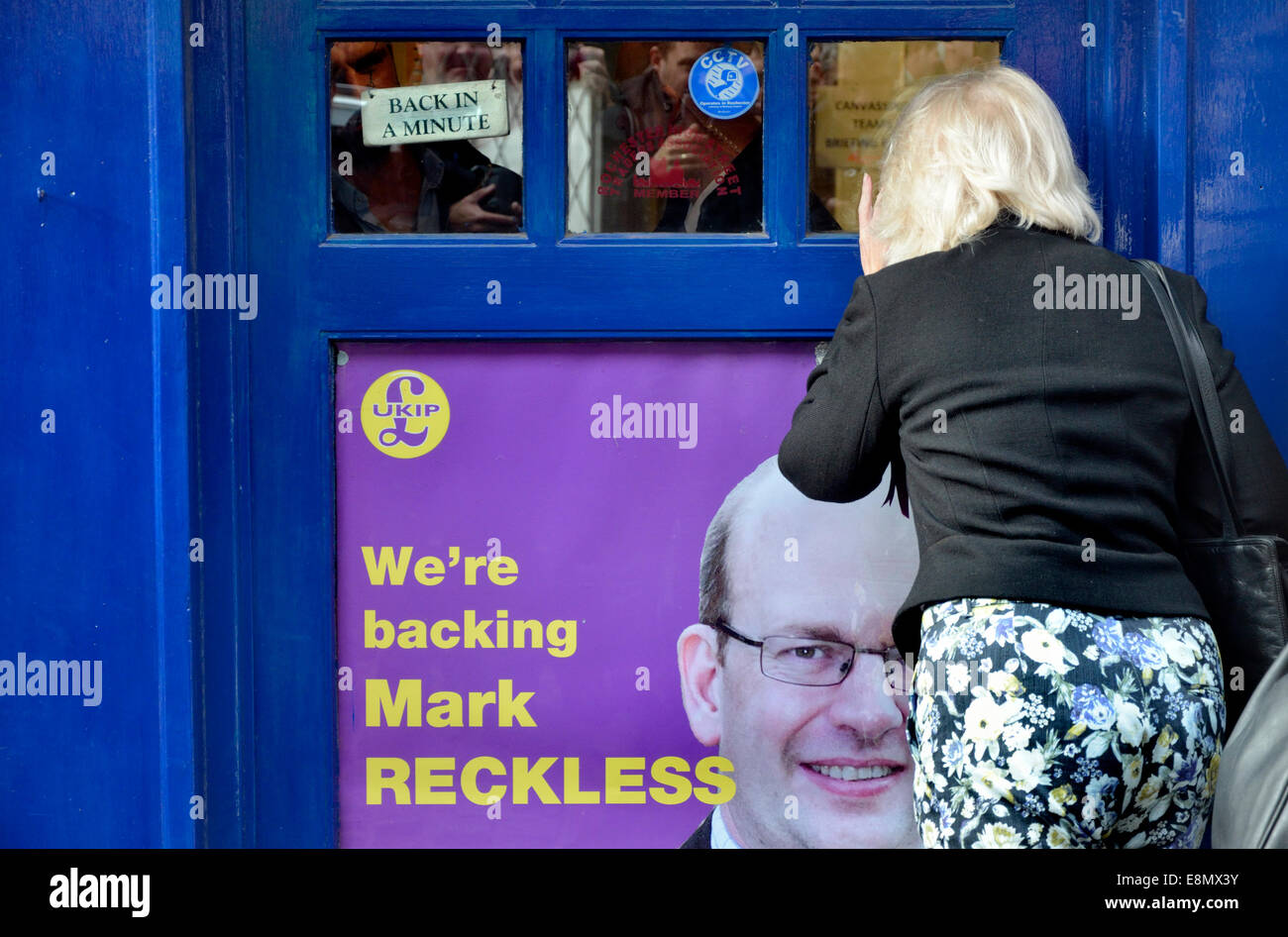 Rochester, Großbritannien. 11. Oktober 2014. Douglas Carswell MP und Nigel Farage besuchen Rochester zum Öffnen eines neuen Büros auf der High Street und unterstützen Mark Reckless vor der Nachwahl im November Stockfoto