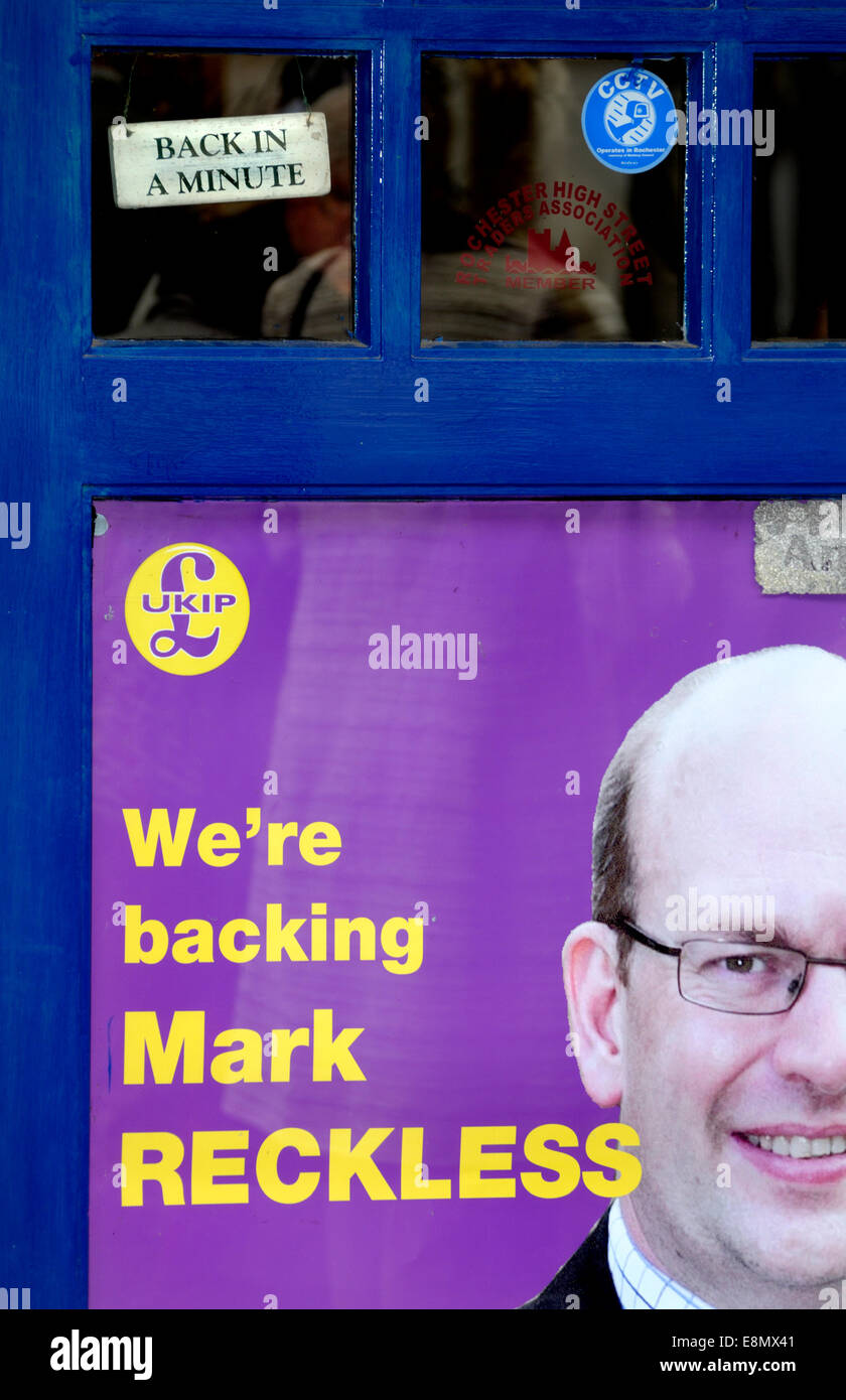 Rochester, Kent, England, UK. Plakat von Mark Reckless und "wieder in einer Minute" melden Sie sich an die Tür des Büros der UKIP in der High Street Stockfoto