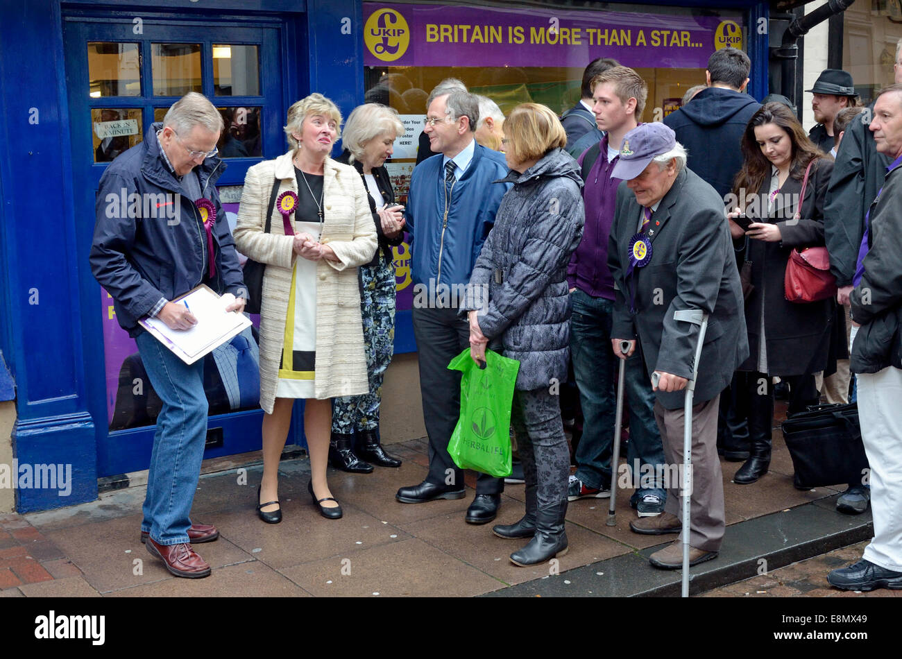 Rochester, Großbritannien. 11. Oktober 2014. Douglas Carswell MP und Nigel Farage besuchen Rochester zum Öffnen eines neuen Büros auf der High Street und Mark Reckless vor der Nachwahl im November zu unterstützen - UKIP Fans warten auf die Eröffnung Stockfoto