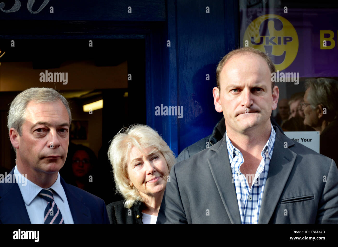 Rochester, Großbritannien. 11. Oktober 2014. Douglas Carswell MP und Nigel Farage besuchen Rochester zum Öffnen eines neuen Büros auf der High Street und unterstützen Mark Reckless vor der Nachwahl im November Stockfoto