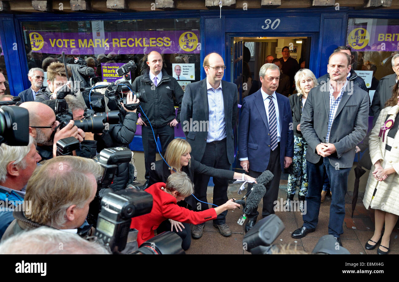 Rochester, Großbritannien. 11. Oktober 2014. Douglas Carswell MP und Nigel Farage besuchen Rochester zum Öffnen eines neuen Büros auf der High Street und unterstützen Mark Reckless vor der Nachwahl im November Stockfoto