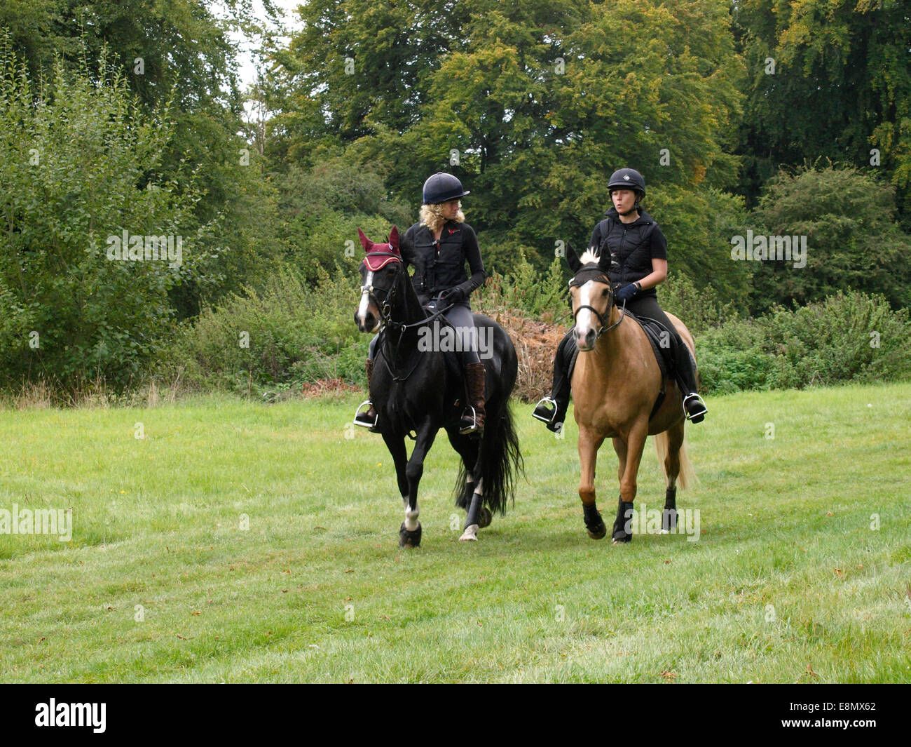 Zwei Frauen reiten zusammen, Chettle, Dorset, Großbritannien Stockfoto