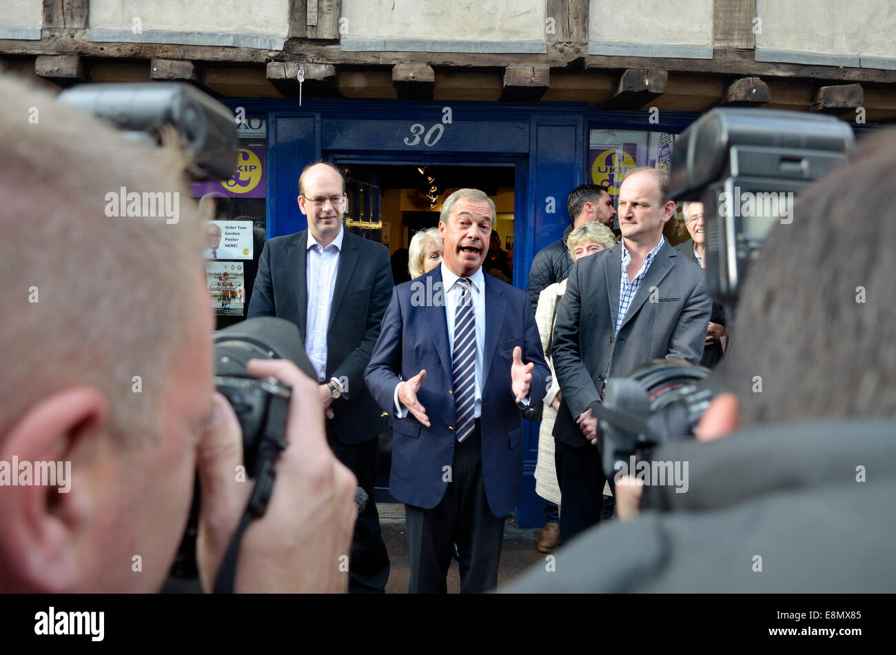 Rochester, Großbritannien. 11. Oktober 2014. Douglas Carswell MP und Nigel Farage besuchen Rochester zum Öffnen eines neuen Büros auf der High Street und unterstützen Mark Reckless vor der Nachwahl im November Stockfoto