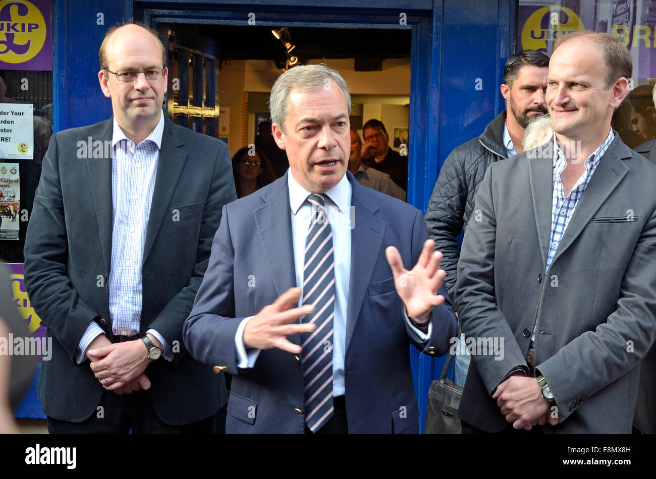 Rochester, Großbritannien. 11. Oktober 2014. Douglas Carswell MP und Nigel Farage besuchen Rochester zum Öffnen eines neuen Büros auf der High Street und unterstützen Mark Reckless vor der Nachwahl im November Stockfoto