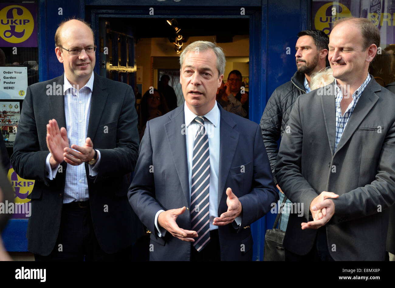 Rochester, Großbritannien. 11. Oktober 2014. Douglas Carswell MP und Nigel Farage besuchen Rochester zum Öffnen eines neuen Büros auf der High Street und unterstützen Mark Reckless vor der Nachwahl im November Stockfoto