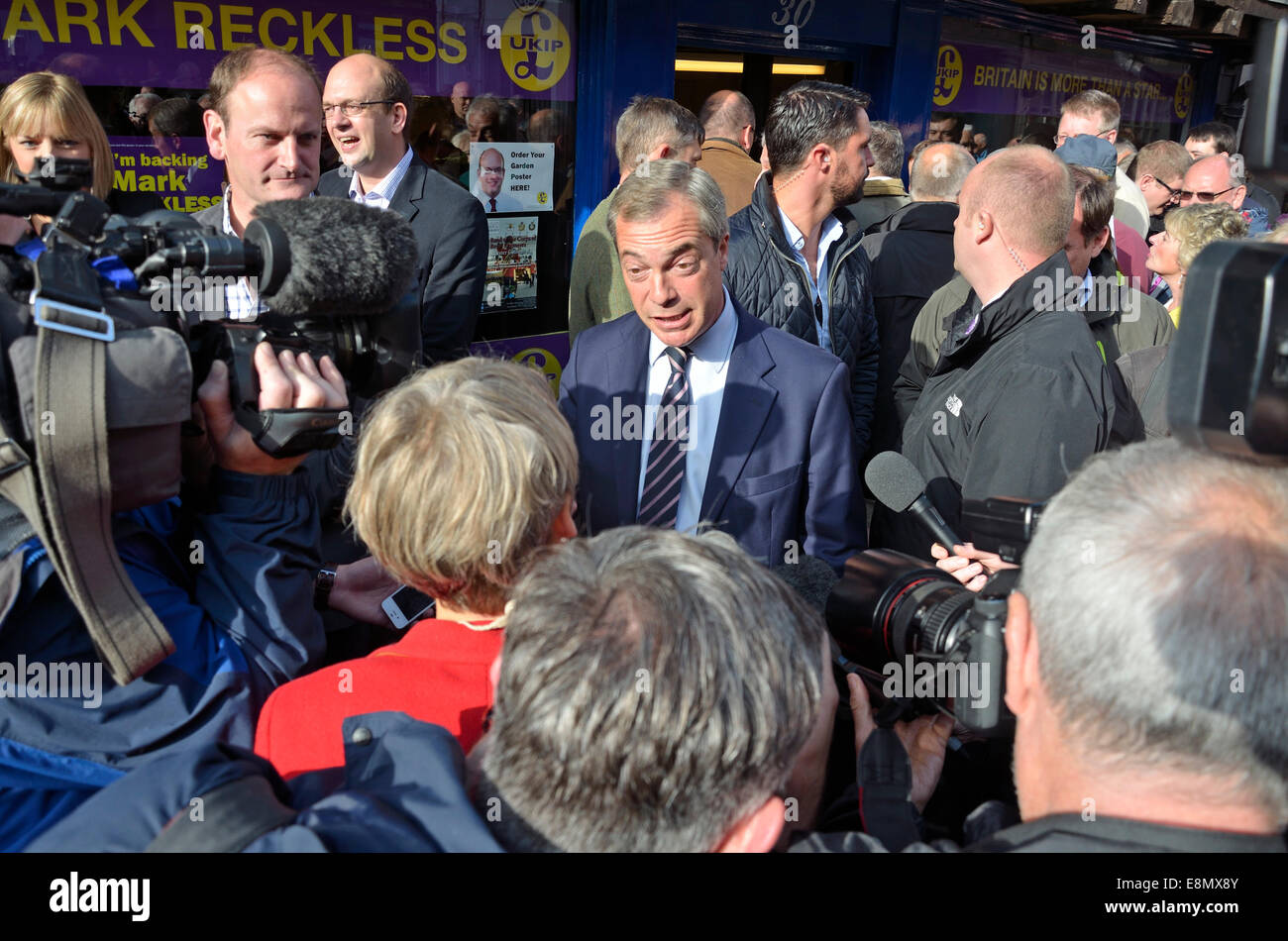 Rochester, Großbritannien. 11. Oktober 2014. Douglas Carswell MP und Nigel Farage besuchen Rochester zum Öffnen eines neuen Büros auf der High Street und unterstützen Mark Reckless vor der Nachwahl im November Stockfoto