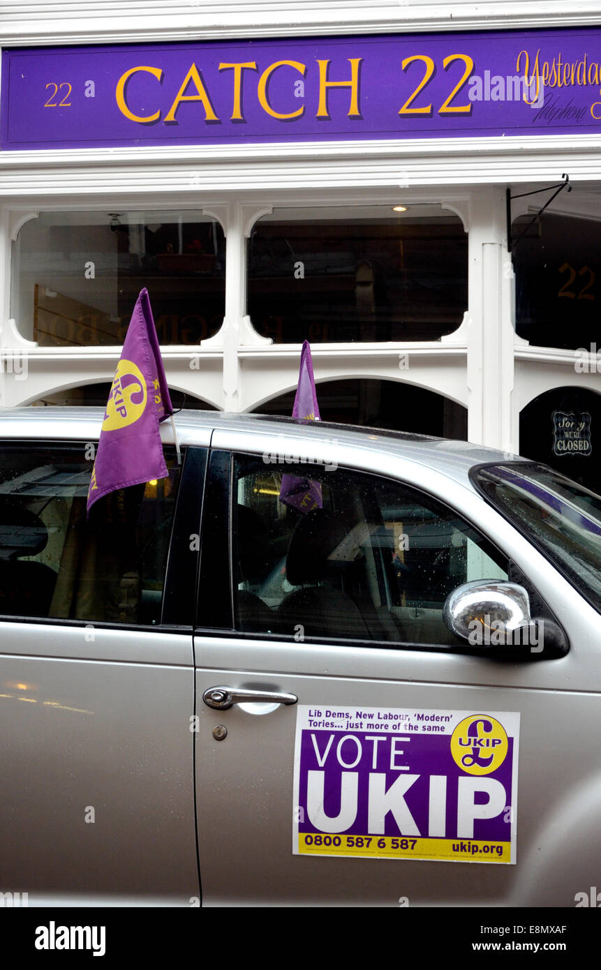 Rochester, Großbritannien. 11 Okt, 2014. UKIP Auto geparkt, die außerhalb 'Catch 22' Vintage Kleidung kaufen. Douglas Carswell MP und Nigel Farage besuchen Rochester in ein neues Büro auf der High Street öffnen und Unterstützung Mark Reckless vor der Nachwahl im November Stockfoto Rochester, Großbritannien. 11 Okt, 2014. UKIP Auto geparkt, die außerhalb 'Catch 22' Vintage Kleidung kaufen. Douglas Carswell MP und Nigel Farage besuchen Rochester in ein neues Büro auf der High Street öffnen und Unterstützung Mark Reckless vor der Nachwahl im November Stockfoto