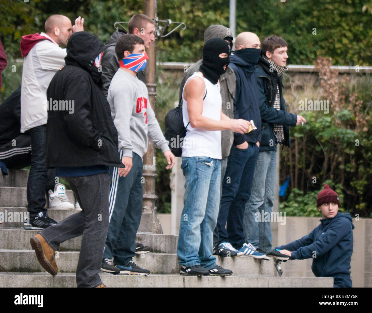 Mitglieder der English Defence League Protest auf den Stufen des Portsmouth Guildhall protestieren gegen die Eröffnung einer muslimischen Schule innerhalb der Stadt von Portsmouth, England Stockfoto