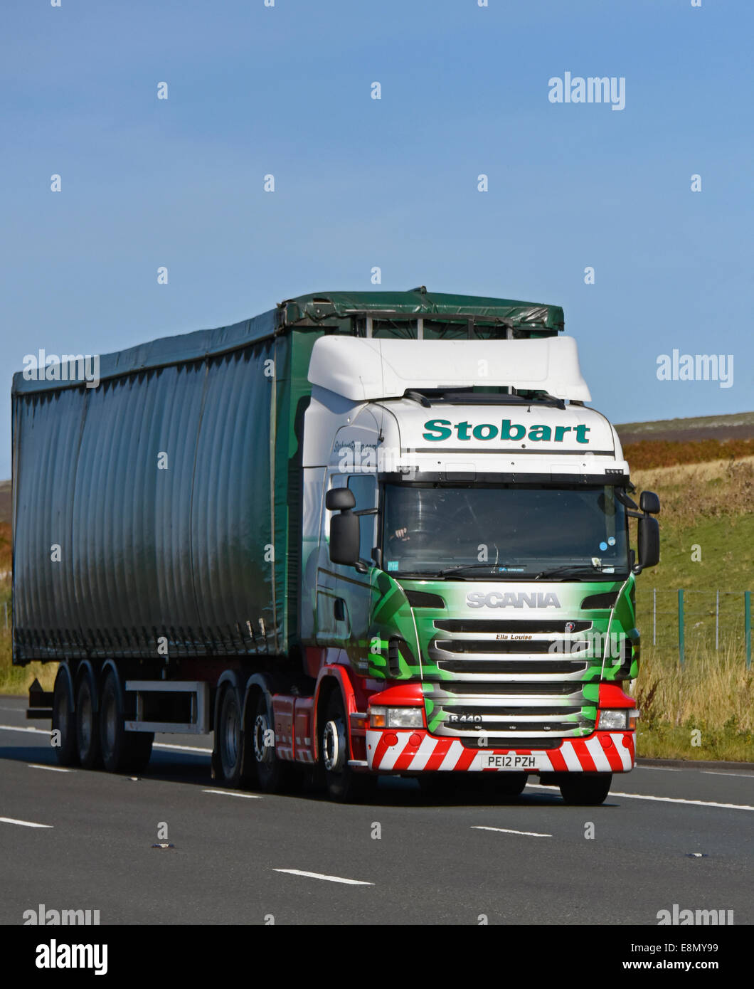 Stobart Gruppe LKW, "Ella Louise". Autobahn M6, Richtung Süden. Shap, Cumbria, England, Vereinigtes Königreich, Europa. Stockfoto