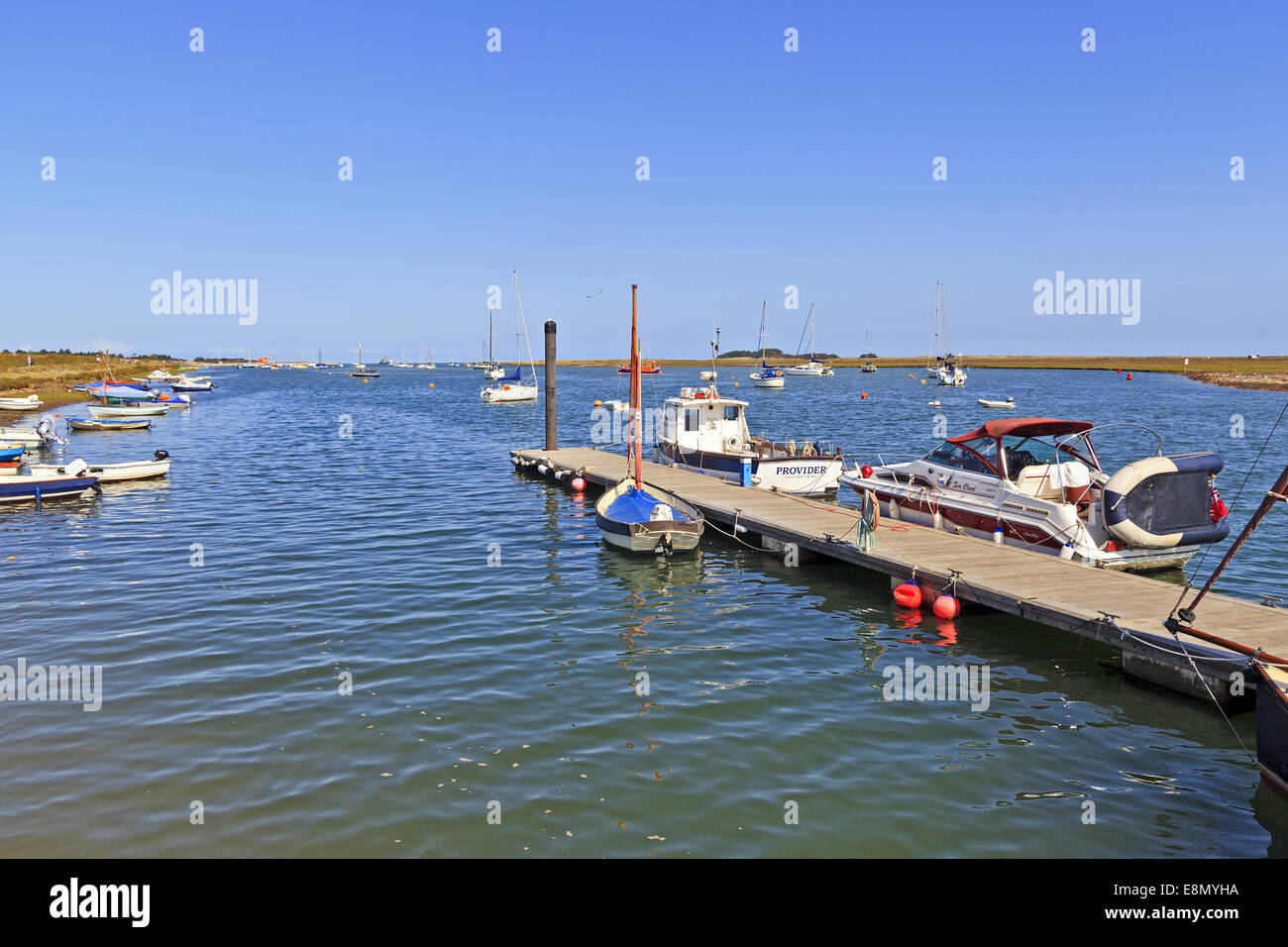 Boote auf dem natürlichen Hafen am Wells-Next-the-Sea, Norfolk Stockfoto