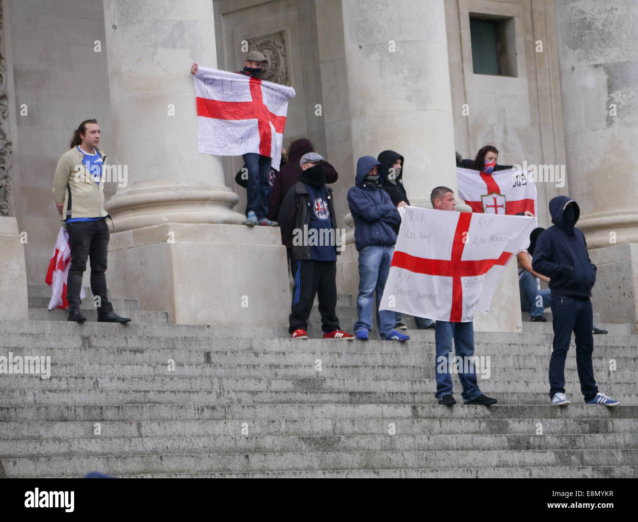 Mitglieder der English Defence League stehen auf den Stufen des Portsmouth Guildhall während einer Protestaktion gegen eine muslimische Schule in der Stadt öffnen Stockfoto