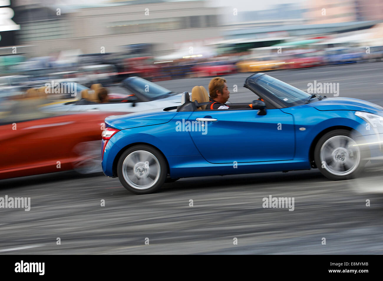 Odaiba, Tokio, Japan. 11. Oktober 2014. Auto-Rennfahrer führen auf der Tokio Motor Fes 2014. Die Tokyo Motor Fes 2014 läuft vom 11. Oktober bis 13. mit dem Ziel den Besuchern aller Altersgruppen eine Chance zur Interaktion mit aktuellen und futuristische motorisierte Fahrzeuge. Statt außerhalb auf neu gewonnenem Land in Tokyo Bay hat die Veranstaltung ausreichend Platz für Besucher, neue Fahrzeuge zu testen und für eine synchronisierte treibende Demonstration von Cirque de Mobi. Mercedes-Benz und BMW in diesem Jahr wird auch zusammen mit 13 japanischen Hersteller teilnehmen. Bildnachweis: Aflo Co. Ltd./Alamy Live-Nachrichten Stockfoto