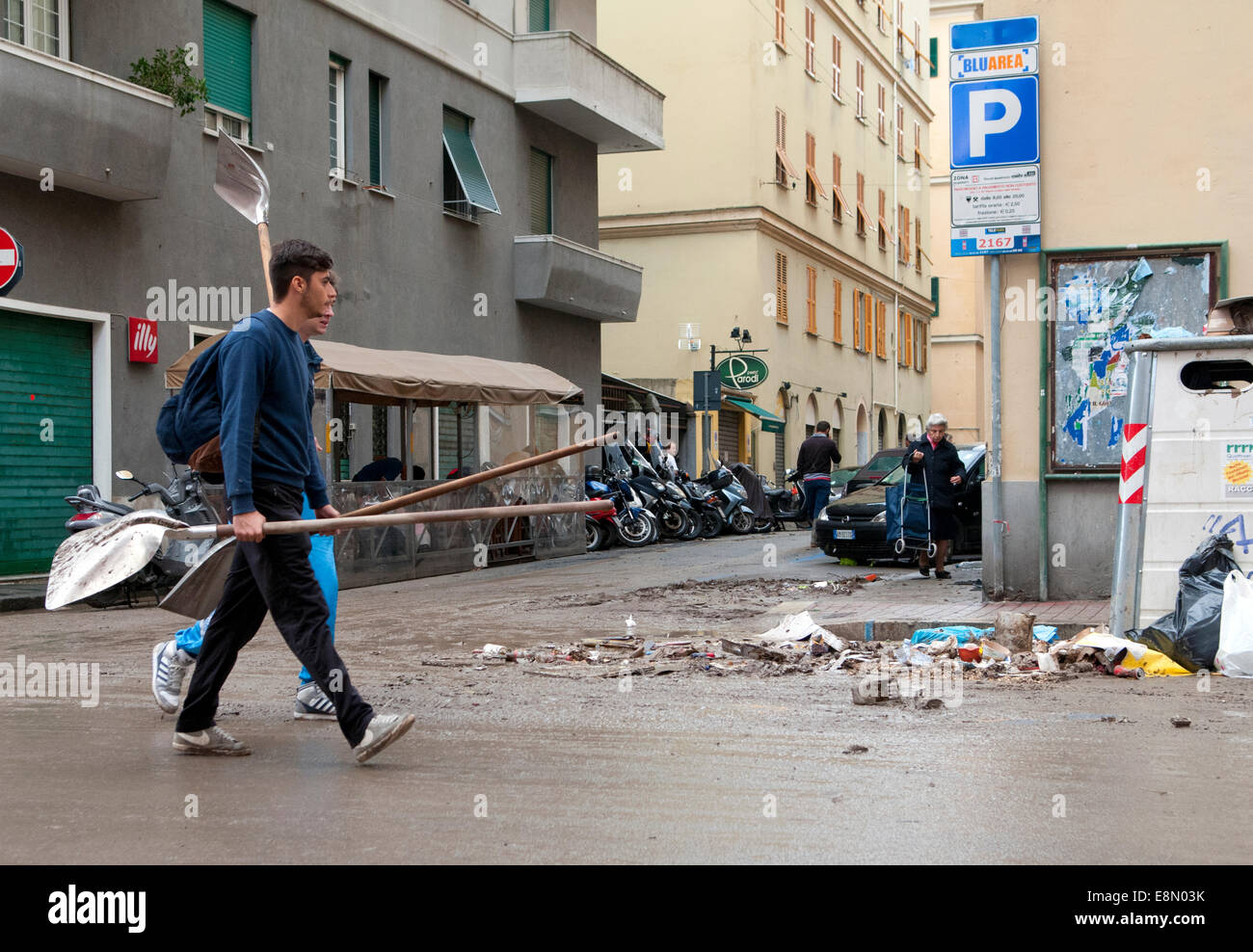 Genua, Italien. 11. Oktober 2014. Folgen der Überschwemmungen. Mindestens eine Person starb, als Sturzfluten durch die nordwestlichen italienischen Stadt Genua fegte. Schaufenster wurden eingeschlagen, Autos gewaschen beiseite und viele Straßen Knie tief im schlammigen Wasser gelassen wurden. Bildnachweis: Massimo Piacentino/Alamy Live-Nachrichten Stockfoto