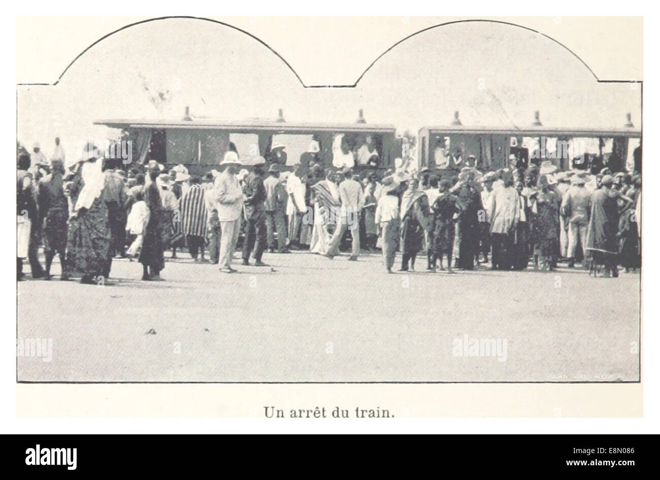 Diese Vintage-Illustration aus dem Jahr 132 zeigt eine Bahnhaltestelle, wahrscheinlich im französischen oder europäischen Kontext, und zeigt die wichtigsten Elemente eines Bahnhofs mit Gleisen und umliegenden Landschaften. Stockfoto