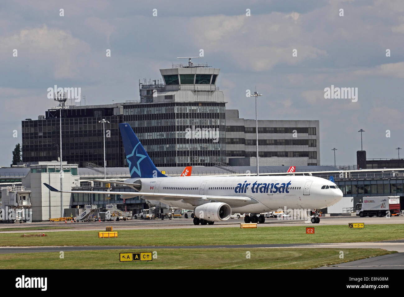 Air Transat Airbus A330-243 Rollen über Frontseite des Manchester Flughafen-Gebäude Stockfoto