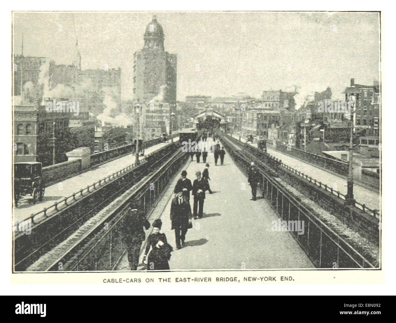 Diese Illustration aus dem Jahr 145 zeigt Seilbahnen, die die East River Bridge in New York überqueren und die Technologie und die urbane Landschaft der damaligen Zeit zeigen. Stockfoto