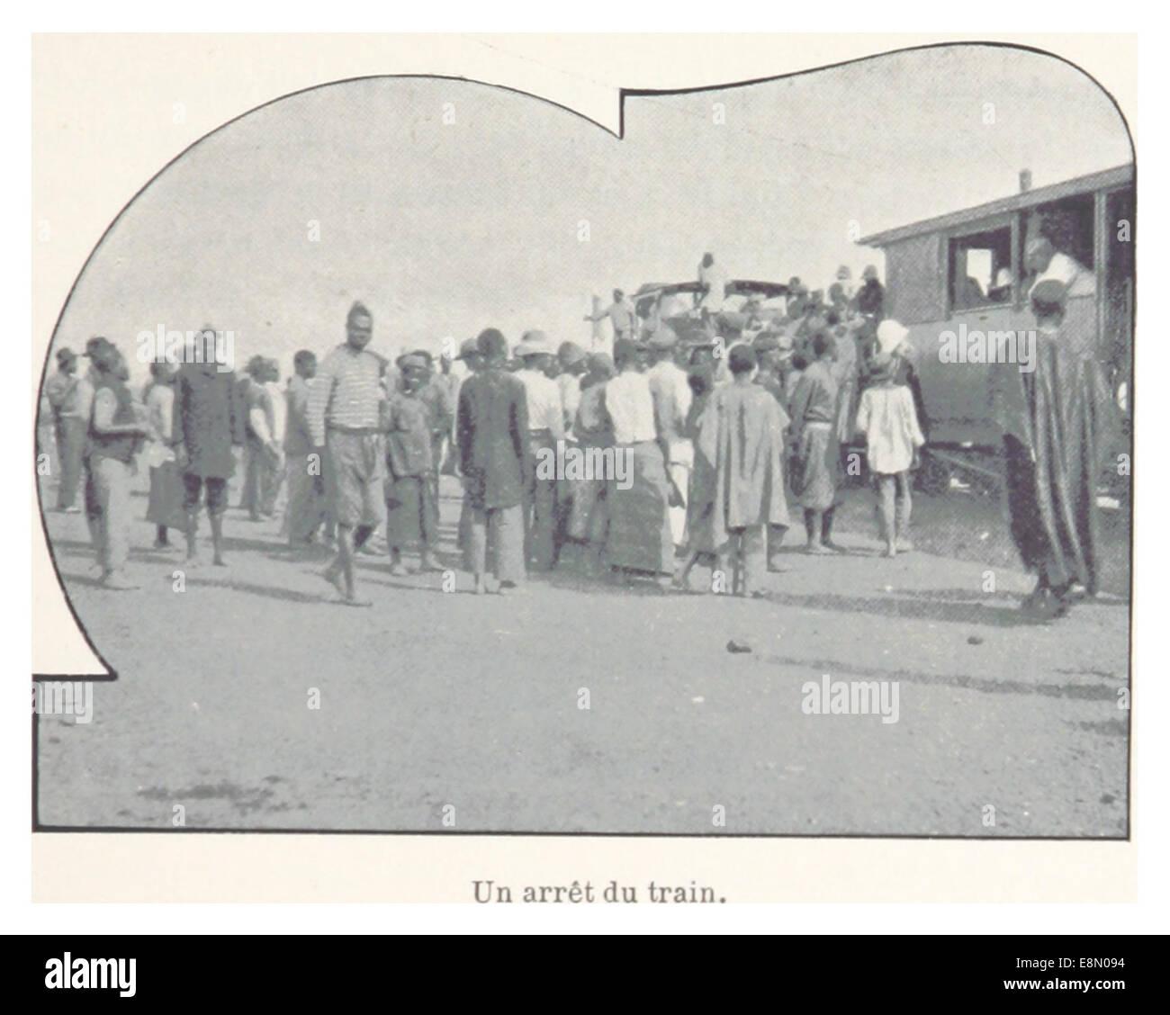 Diese Vintage-Illustration mit dem Titel „UN Arrêt du Train“ zeigt eine Szene von Zughaltestellen und zeigt das historische Layout der Verkehrsinfrastruktur. Das Bild spiegelt das Design und den Betrieb früherer Bahnhöfe im 19. Jahrhundert wider. Stockfoto