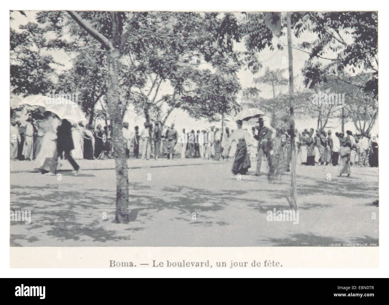 Eine Vintage-Illustration, die den Boulevard von Boma, einer Hafenstadt in der Demokratischen Republik Kongo, darstellt, die einen festlichen Tag mit lokalen Aktivitäten und kulturellen Praktiken feiert. Stockfoto