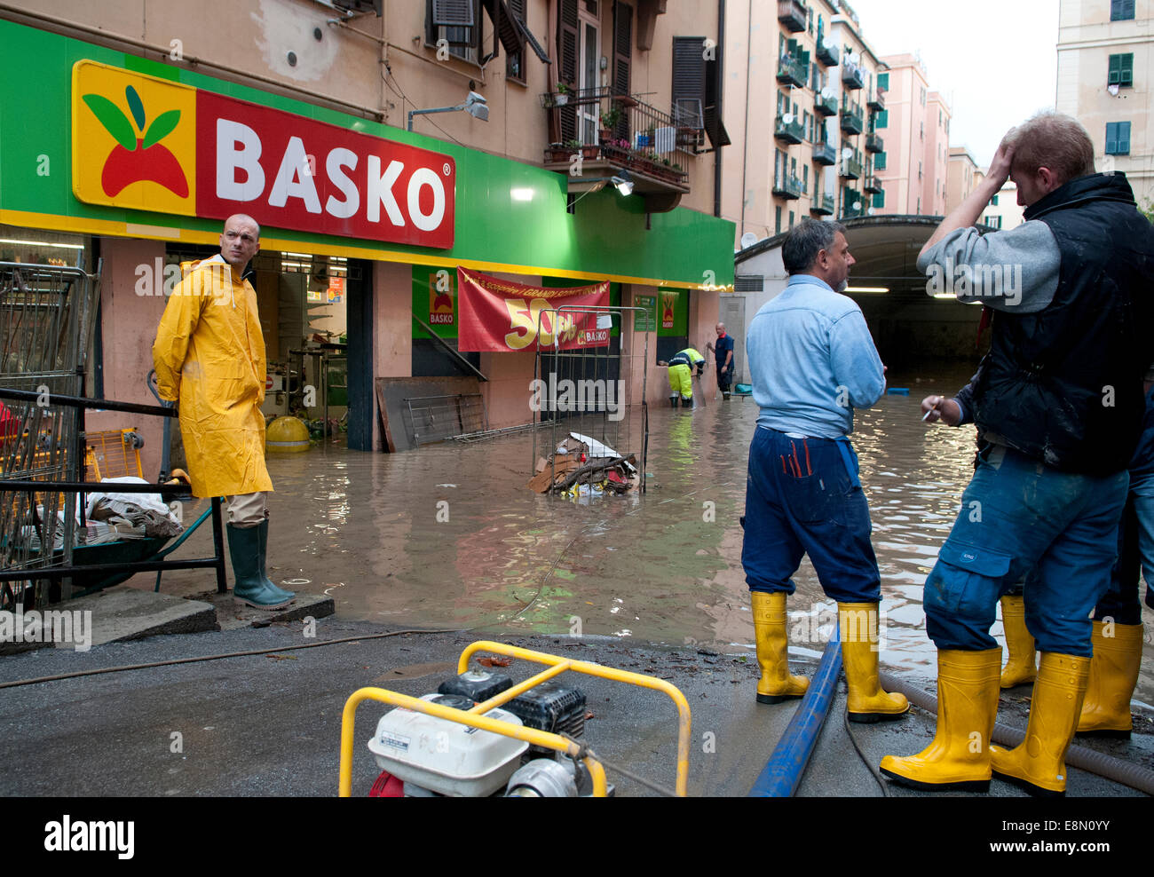 Genua, Italien. 11. Oktober 2014. Folgen der Überschwemmungen. Mindestens eine Person starb, als Sturzfluten durch die nordwestlichen italienischen Stadt Genua fegte. Schaufenster wurden eingeschlagen, Autos gewaschen beiseite und viele Straßen Knie tief im schlammigen Wasser gelassen wurden. Bildnachweis: Massimo Piacentino/Alamy Live-Nachrichten Stockfoto