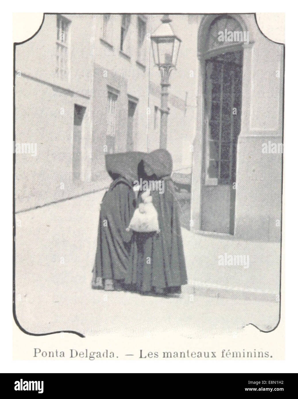 Diese Vintage-Skizze zeigt die Damenmode in Ponta Delgada, der Hauptstadt der Insel São Miguel auf den Azoren. Die Abbildung aus dem Jahr 250 zeigt lokale Kleidung und konzentriert sich auf die charakteristischen Mäntel, die im späten 19. Jahrhundert getragen wurden. Stockfoto