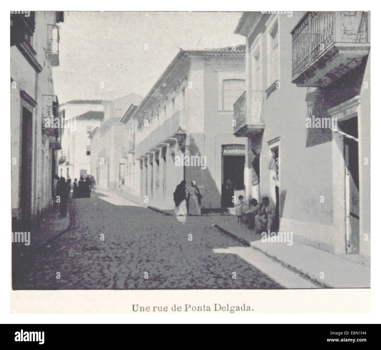 Diese Vintage-Illustration zeigt eine Straße in Ponta Delgada auf der Insel São Miguel auf den Azoren. Das Bild spiegelt die Kolonialarchitektur der Stadt und ihre urbane Landschaft aus dem frühen 19. Jahrhundert wider. Stockfoto