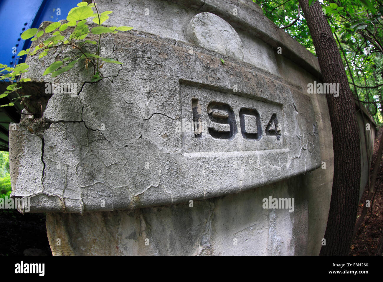 Jahr-Markierung auf der alten Eisenbahnbrücke Van Cortlandt Park Bronx New York Stockfoto
