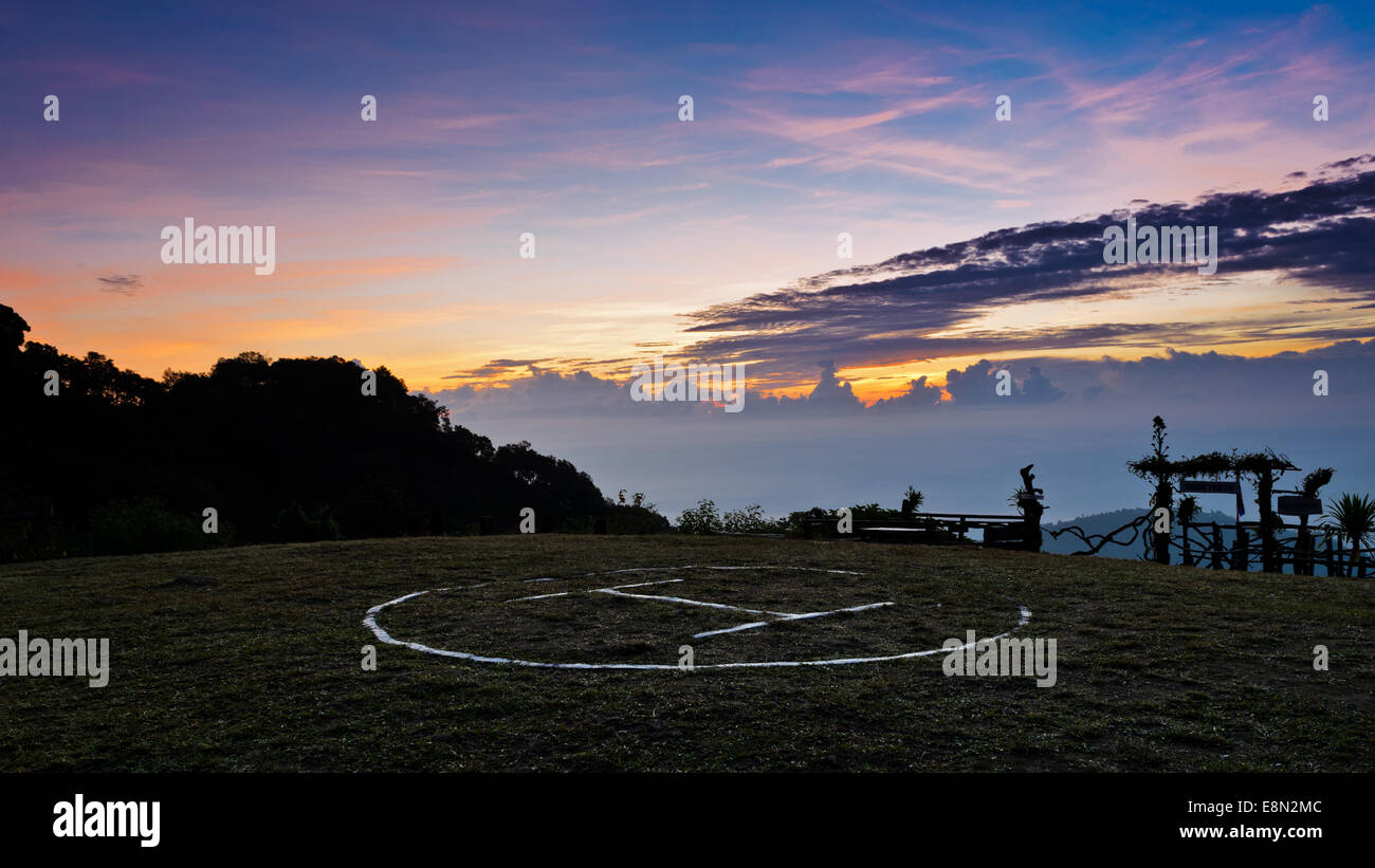 Hubschrauberlandeplatz am Gipfel des Berges Doi Ang Khang bei Sonnenaufgang in der Provinz Chiang Mai in Thailand Stockfoto